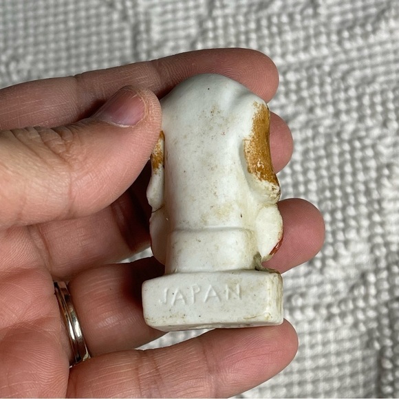 vintage 2" tall Bisque‎ china hound in a bowtie unmarked dog figurine - Picture 3 of 4